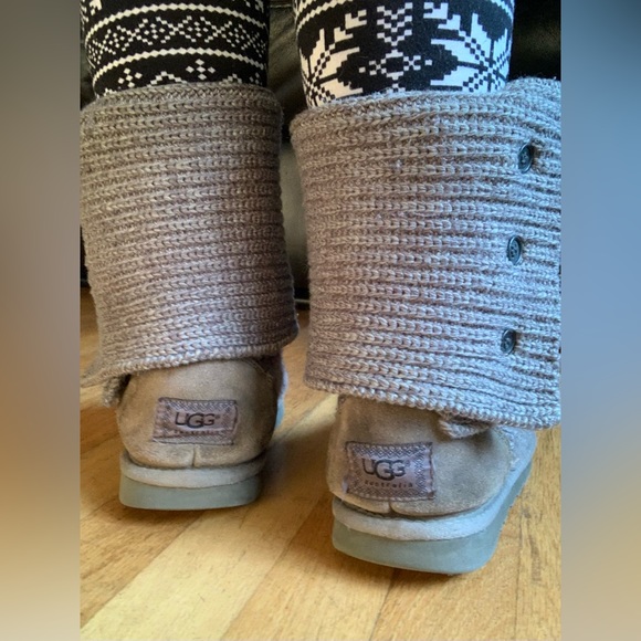 UGGS | Gray Tall Sweater Button Uggs | Size 8 🩶🖤 - Picture 8 of 14